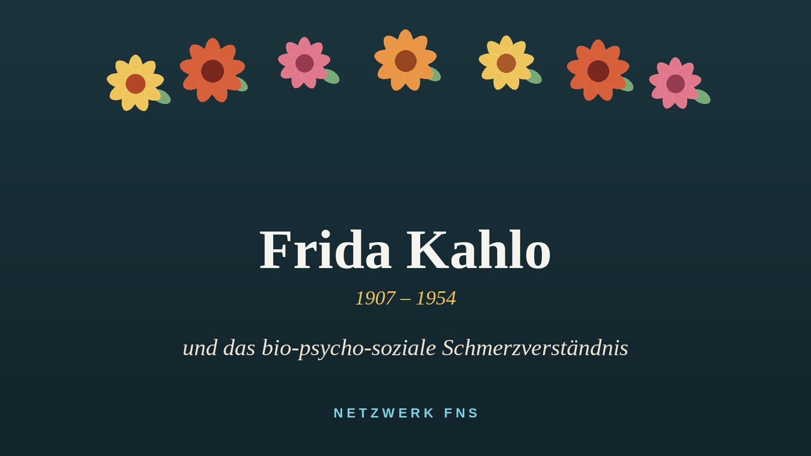 Illustrierter Blumenkranz in warmen Farben mit dem Schriftzug Frida Kahlo, 1907–1954 – Aufmacher zum Beitrag über das bio-psycho-soziale Schmerzverständnis.